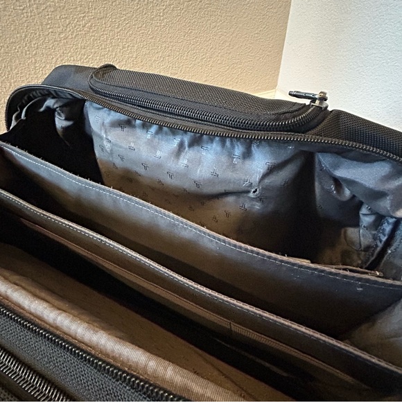 Tumi wheeled deluxe brief, Model 26104D4. - Picture 14 of 14
